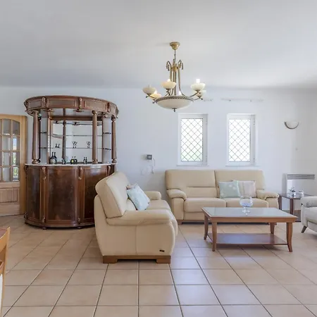 #416 Spacious Private Pool, Bbq & Parking *
