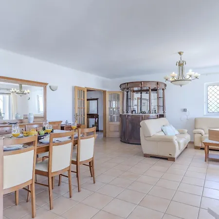 #416 Spacious Private Pool, Bbq & Parking Villa